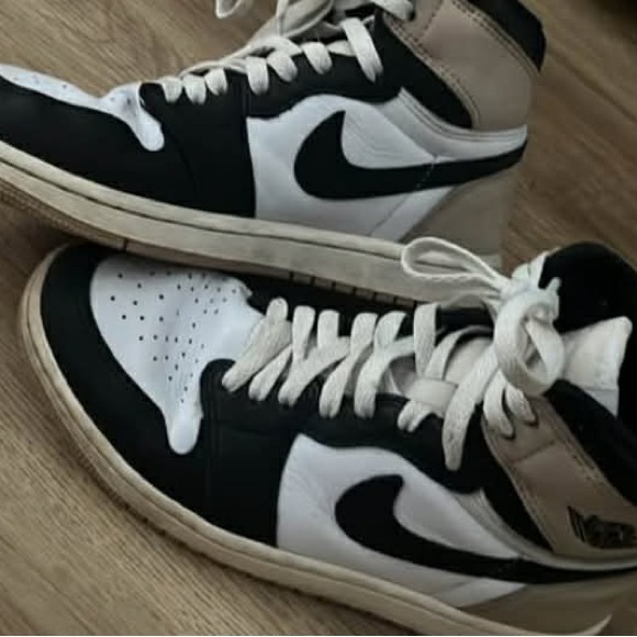 Nike Men's Black and White Sneakers with Tan Soles - Picture 3 of 9